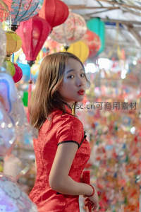 灯笼市场中穿旗袍的东方美人