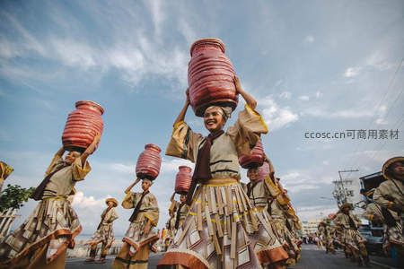 街头庆典，舞者头顶陶罐载歌载舞