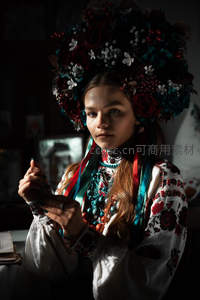 乌克兰少女头戴花冠，专注刺绣