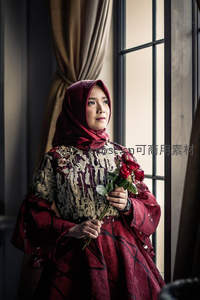 穆斯林女子窗边持玫瑰，静谧优雅