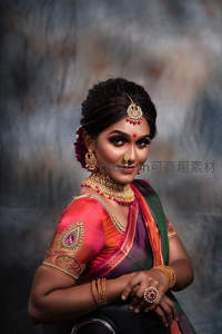 印度新娘盛装华服，珠宝璀璨夺目