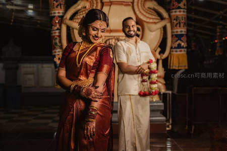 神庙内新人微笑合影，传统婚礼瞬间