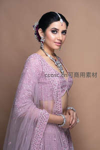 粉色亮片礼服女子侧颜优雅迷人