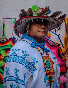 民族艺人凝视远方展露风采