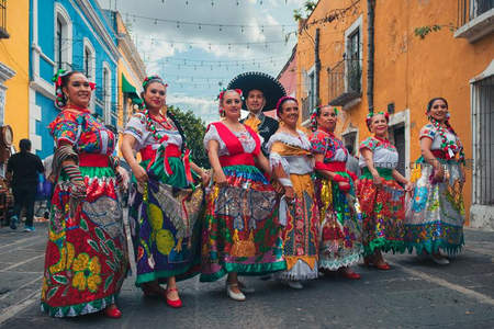 街头欢庆的民族舞蹈队伍