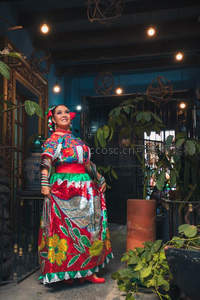 室内植物环绕的民族舞者