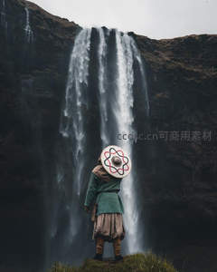 瀑布前的维京战士背影