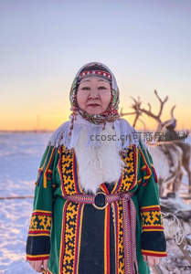 雪原上身披传统萨米服饰的老者