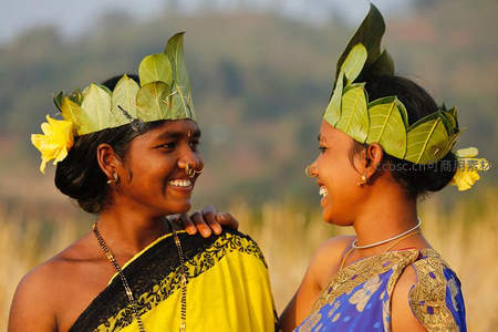 叶冠微笑的部落情侣