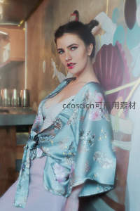 花袍女子倚墙回眸