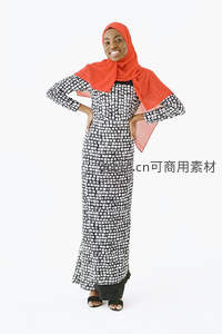 红巾黑裙优雅微笑女性全身照