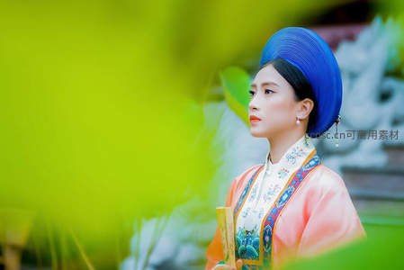 蓝帽古装女子庭院侧影