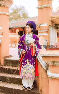 紫袍古装女子古寺台阶立