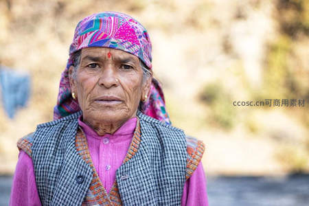 头戴彩巾的年长妇人凝视镜头
