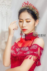 红妆华服，古典美人闭目沉思