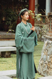 青衣素雅，庭院中古风女子凝望