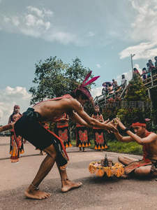 街头传统仪式中的部落舞者