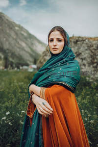 山野间身披绿纱的异域女子