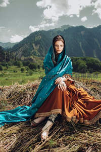 草垛上的蓝绿纱丽静思女