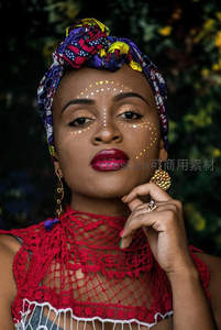 多彩头巾女子凝视镜头