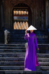 紫衣女子戴斗笠登古阶