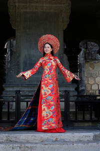 红袍龙纹越南新娘古迹前展姿