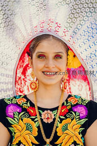 色彩斑斓刺绣服饰女子特写