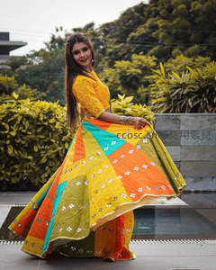 印度舞者旋转彩色长裙