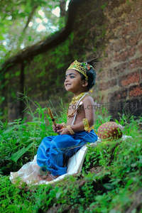 童真神祇：绿意盎然中的小克里希那