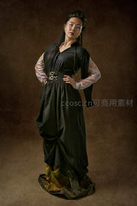 暗调复古：黑裙女子优雅伫立