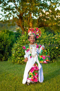 花裙小女孩提篮微笑于绿茵草地