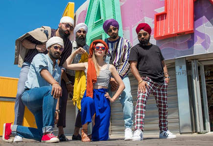 多元文化青年团体在彩色涂鸦墙前合影