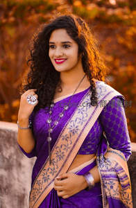 紫纱丽女子微笑凝望秋日暖阳