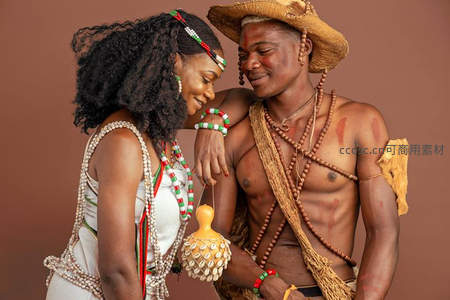 情侣身着传统装饰深情相望传递文化温情