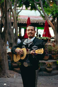 弹奏小吉他穿马里亚奇礼服的乐手