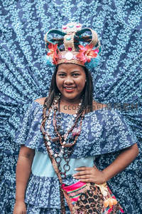 笑容灿烂的花冠女子身着民族风裙装