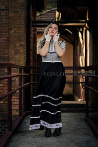 复古长裙女子倚桥凝望光影