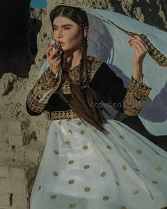 沙漠女子涂唇膏，华服飘逸如仙