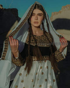 异域少女掀面纱，眼神深邃迷人