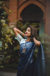 蓝纱丽女子闭目享受庭院时光