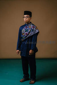 年轻男子身着马来传统礼服