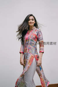 异域风情长袍女子微笑回眸