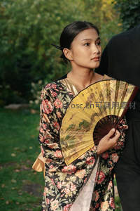 持扇古典美人侧颜凝思