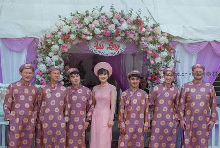 越南传统婚礼宾客合影留念
