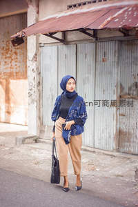 蓝印花头巾时尚女郎，街头漫步都市风尚