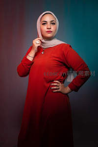 红衣女子优雅佩戴头巾凝视镜头