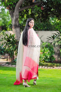 粉白渐变纱巾女子草坪回眸转身