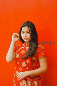 红墙前穿旗袍的少女