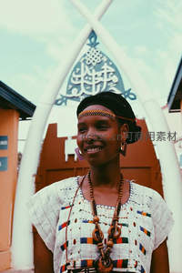 微笑的非洲传统装扮女子