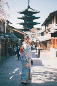 和风少女漫步古街，身后五重塔映衬春日暖阳